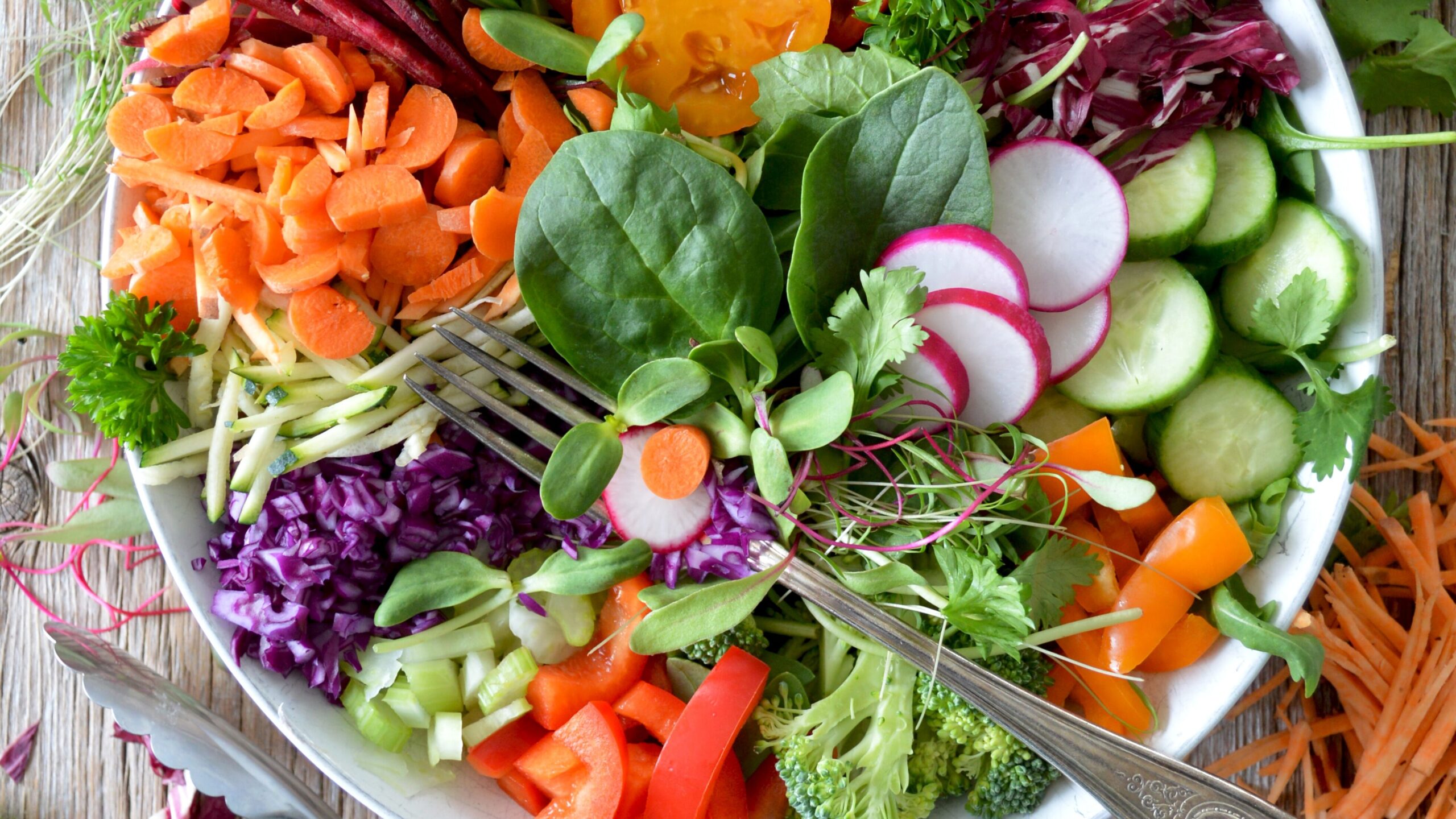 a healthy salad depicting how you can lose 10 pounds in 2 weeks by eating real food